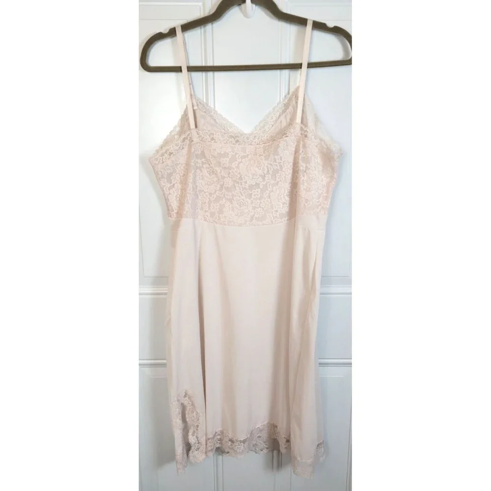 Vintage Vanity Fair Lace Nightgown Size M / L {See Measurements]